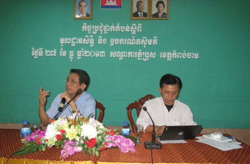 លោក ធន សារ៉ាយ ប្រធានសមាគមអាដហុក (រូបខាងឆ្វេង) ក្នុងសិក្ខា​សាលា​ថ្នាក់ខេត្ត​ជុំវិញ​បញ្ហា​ដីធ្លី និង​ធន​ធាន​ធម្មជាតិ​ នៅ​ខេត្ត​កំពង់ចាម ថ្ងៃទី៣០ ខែធ្នូ ឆ្នាំ២០១៣។
