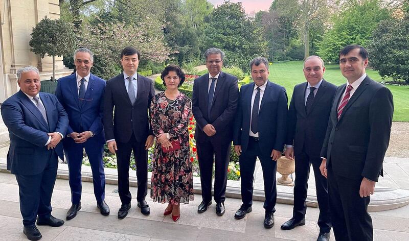 ئوڭدىن سولغا: تاجىكىستاننىڭ باش ئەلچىسى، مىسىرنىڭ باش ئەلچىسى، ئابدۇلھاكىم ئىدرىس، بېنگالنىڭ باش ئەلچىسى، روشەن ئابباس، ئۆزبېكىستاننىڭ باش ئەلچىسى، ئىئوردانىيە باش ئەلچىسى ۋە قاتارنىڭ فىرانسىيەدە تۇرۇشلۇق باش ئەلچىسى. 2022-يىلى 12-ئاپرېل.