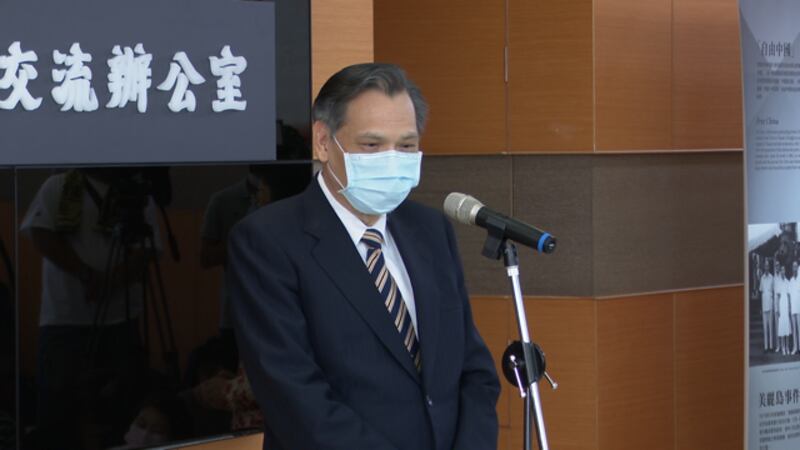 陆委会主委陈明通解释港版国安法适用全世界的人。(记者 李宗翰摄)