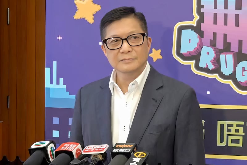 保安局長鄧炳強指，明知某人干犯或涉嫌干犯危害國家安全的罪行，仍捐錢給對方繼續有關行為，就可能犯法。（記者會直播截圖）