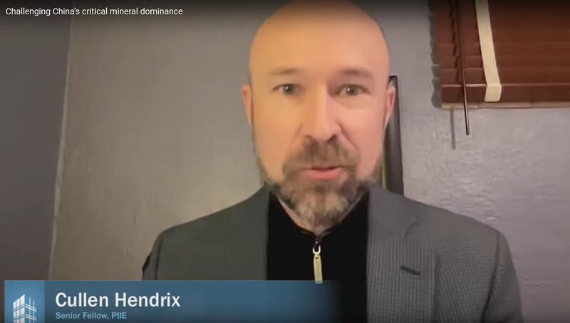 研究员卡伦·亨德里克斯表示:“美国发现自己在很大程度上依赖进口中国的加工矿产,而从某种意义上说,中国自己生产的许多原材料也依赖进口。”(视频截图/彼得森国际经济研究所)