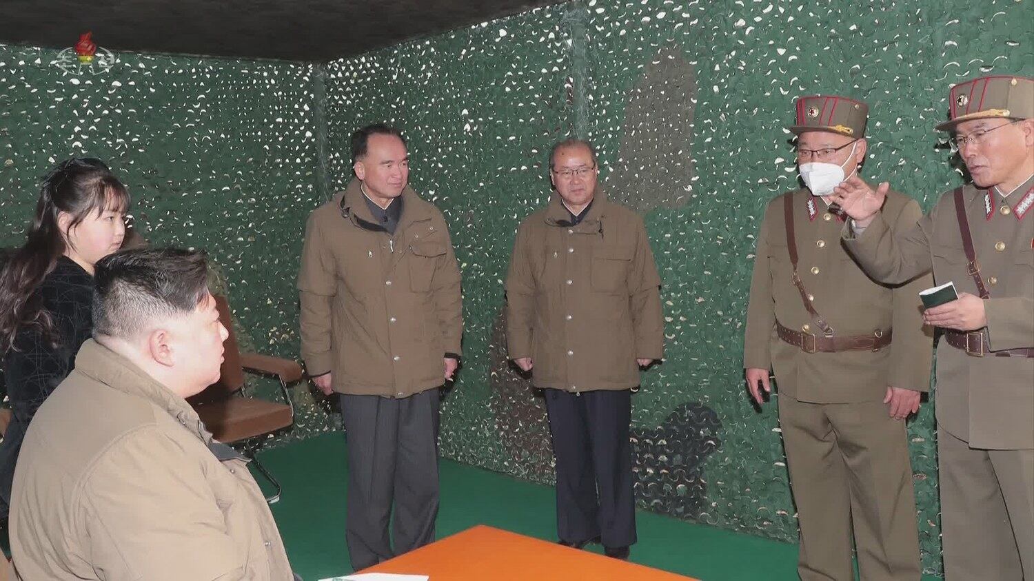 북한 조선중앙TV는 김정은 국무위원장이 참석한 가운데 "지난 13일 공화국전략무력의 전망적인 핵심주력수단으로, 중대한 전쟁억제력의 사명을 수행하게 될 새형의 대륙간탄도미싸일(미사일) '화성포-18' 형 시험발사가 단행되였다"며 14일 영상을 공개했다.