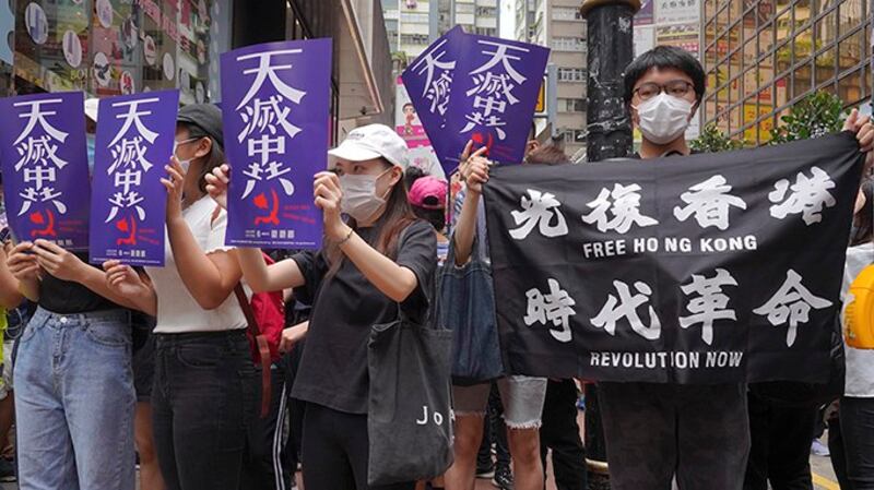 2020年5月24日，香港民众在街道上抗议示威。（美联社）