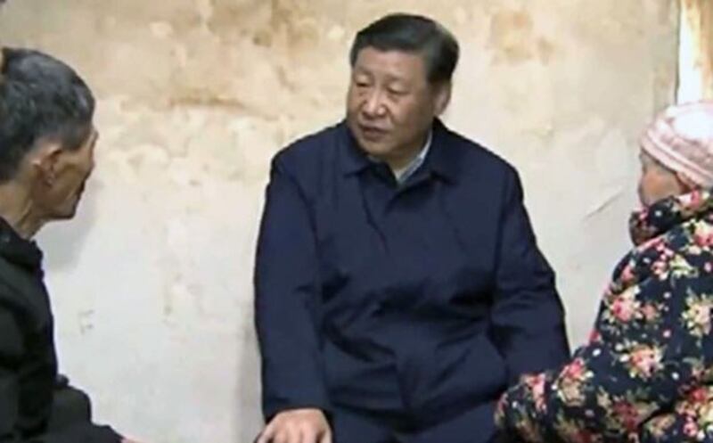 2019年4月15日,习近平在重庆刚下飞机就立即转乘火车和汽车,直接到了石柱土家族自治县中益乡小学、华溪村进行调研考察。图为习近平与农户聊家常。(视频截图/中国央视)