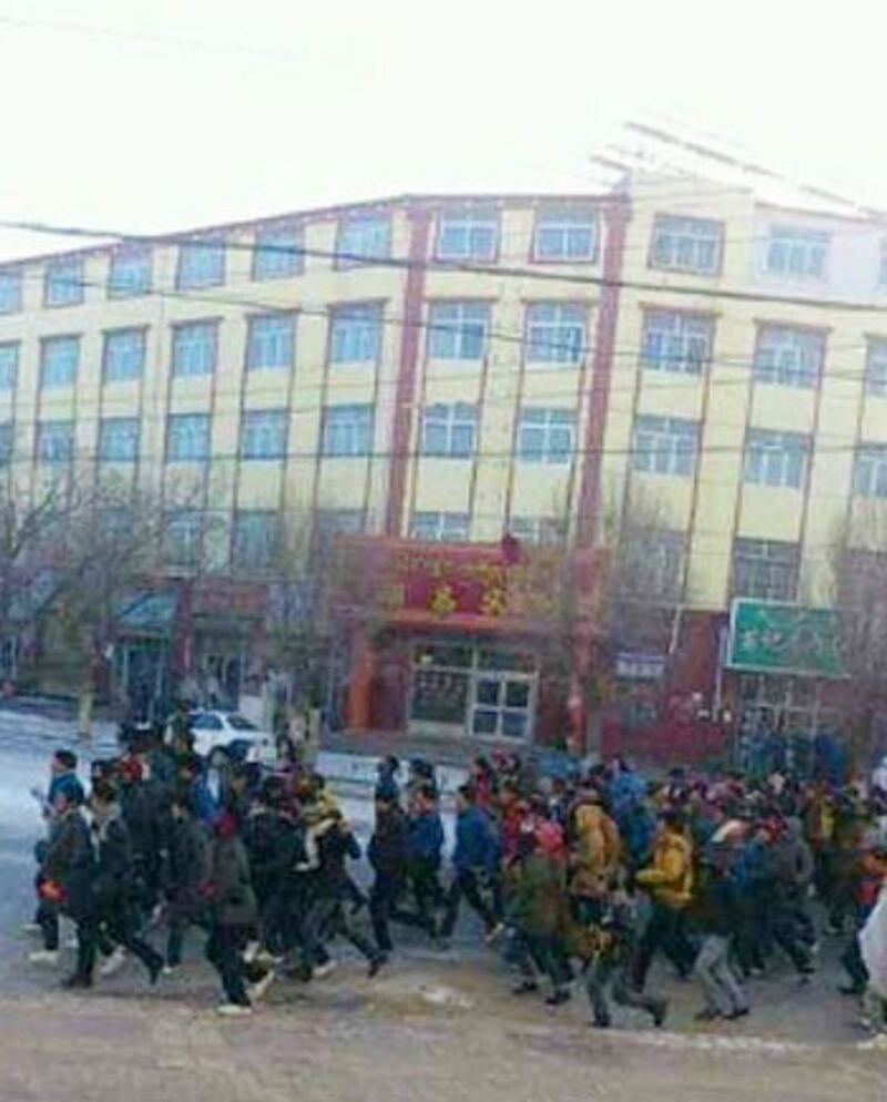 青海海南州約千名學生11月26日在恰卜恰鎮遊行抗議，要求民族平等及自由。（照片由維權人士提供）