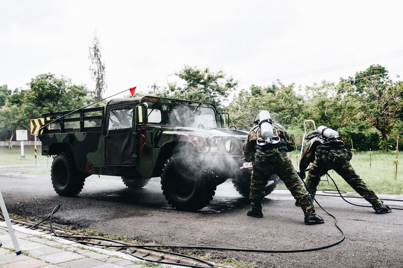 化学兵执行除污作业。（国防部提供）