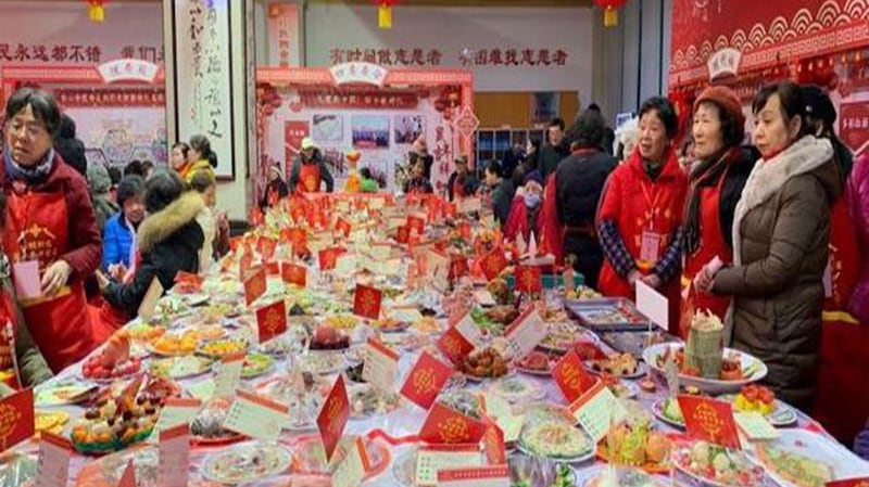 武汉政府召集过万家庭举办“万家宴”庆祝新年。(Public Domain)