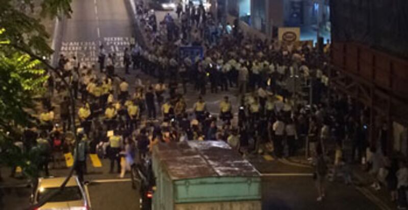 約百名社工打算到香港警察總部投訴時，有一度與警察對峙。(現場人士提供)