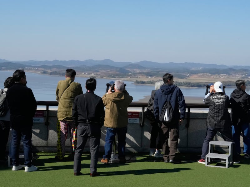 2026년 10월 22일, 한국 파주의 통일전망대에서 방문객들이 북한 지역을 바라보고 있다.