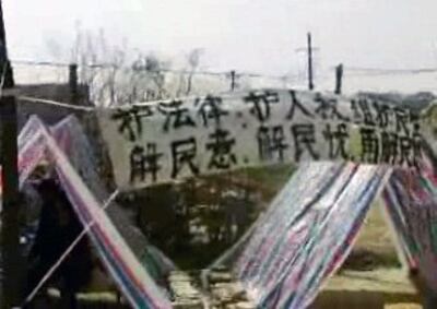 图片：开封被半夜投拆房屋的废墟上房主搭建帐篷露宿抗议（居民拍摄提供）