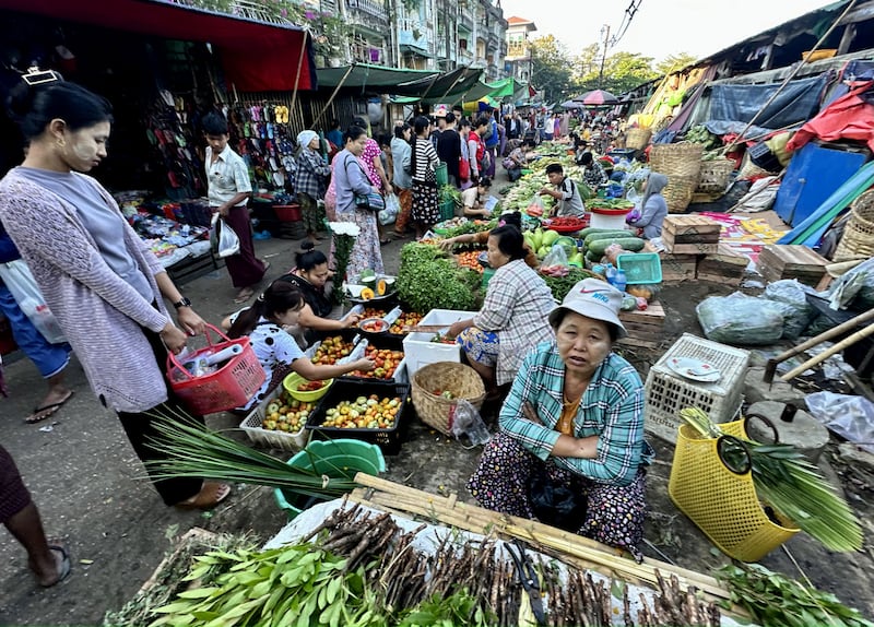 ရန်ကုန်မြို့ ရပ်ကွက်တစ်ခုရှိ ဈေးအား ၂၀၂၄ ခုနှစ် ဇန်နဝါရီလ ၁ ရက်နေ့က တွေ့ရစဉ်။ (Photo: RFA)