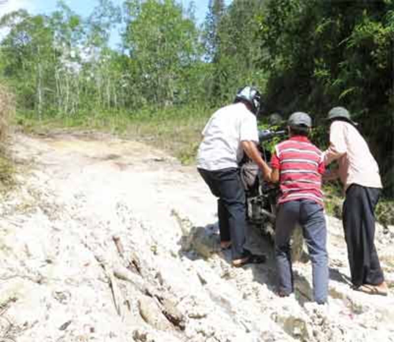 ប្រជាពលរដ្ឋ​ជួយ​រុញ​ម៉ូតូ​ក្រុម​ការងារ​សមាគម​ចេញ​ពី​ដី​ភក់ នៅ​តាម​ផ្លូវ​ចូល​ទៅ​កោះ​រ៉ុងរាំង។