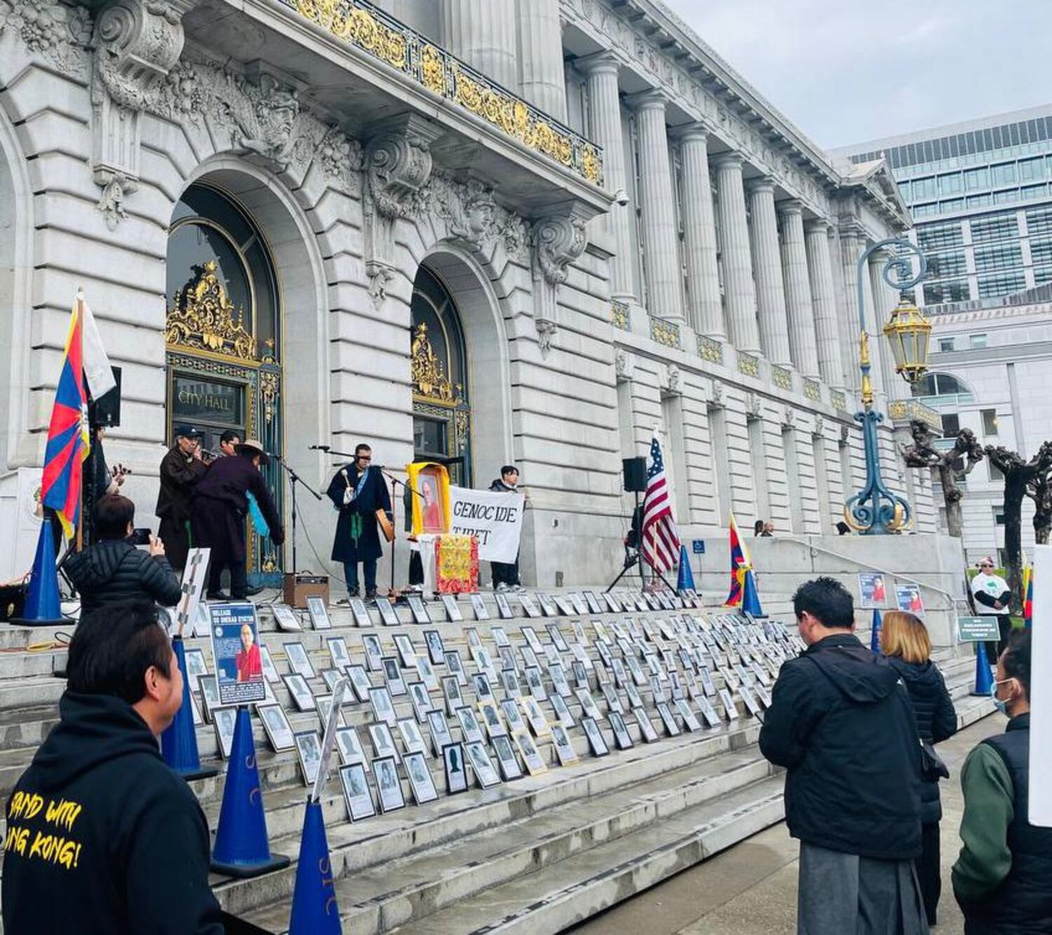 旧金山市政厅外的集会场景。(Jamie Chan提供)
