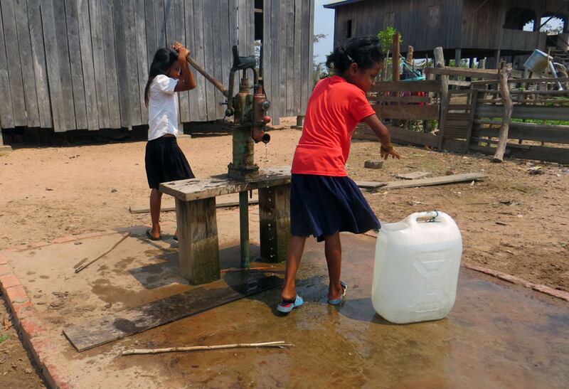 សិស្ស​សាលា​បឋម​សិក្សា​ខិះក្រោម ឋិត​នៅ​ស្រុក​សៀមប៉ាង ខែត្រ​ស្ទឹងត្រែង ប្រើប្រាស់​ទឹក​អណ្ដូងស្នប់ កាល​ពី​ថ្ងៃ​ទី​២៣ ខែ​មេសា ឆ្នាំ​២០១៦។