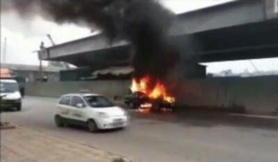 Một chiếc Mercedes đang chay cũng bốc cháy. Screen capture