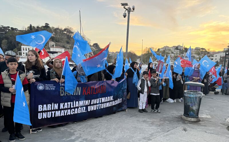 بارىن قىرغىنچىلىقىنىڭ 34 يىللىقنى خاتىرىلەش مۇناسىۋىتى بىلەن ئىستانبۇلدىكى خىتاي كونسۇلخانىسى ئالدىدا ئۆتكۈزۈلگەن نامايىشتىن كۆرۈنۈش. 2024-يىلى 5-ئاپرېل، تۈركىيە.