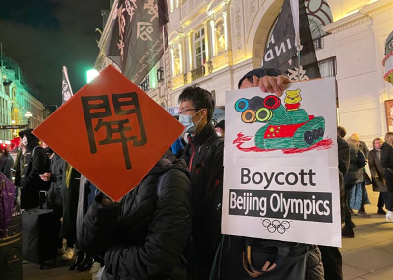有港人發揮創意，自製宣傳品參與集會，包括繪上小熊維尼、坦克和冬奧五環標誌的海報，呼籲抵制北京冬奧。也有港人把「開」和「年」二字設計成揮春，喻意要為中共「開年」。（呂熙 攝）