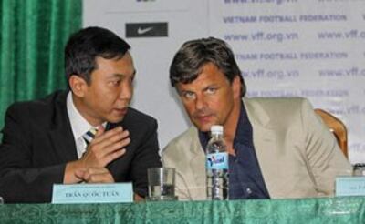 HLV Falko Goetz với Tổng thư ký VFF Trần Quốc Tuấn trong lễ ký hợp đồng 