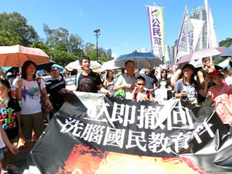 2012年7月29日，香港市民帶同孩子遊行，要求政府立即撤回國民教育科。(本台記者 周倩婷攝)