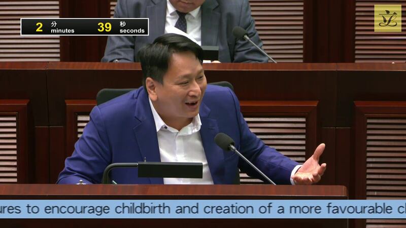 工聯會鄧家彪指，建議鼓勵生育由公務員做起，建議在辦公室多貼BB照片。（立法會直播截圖）