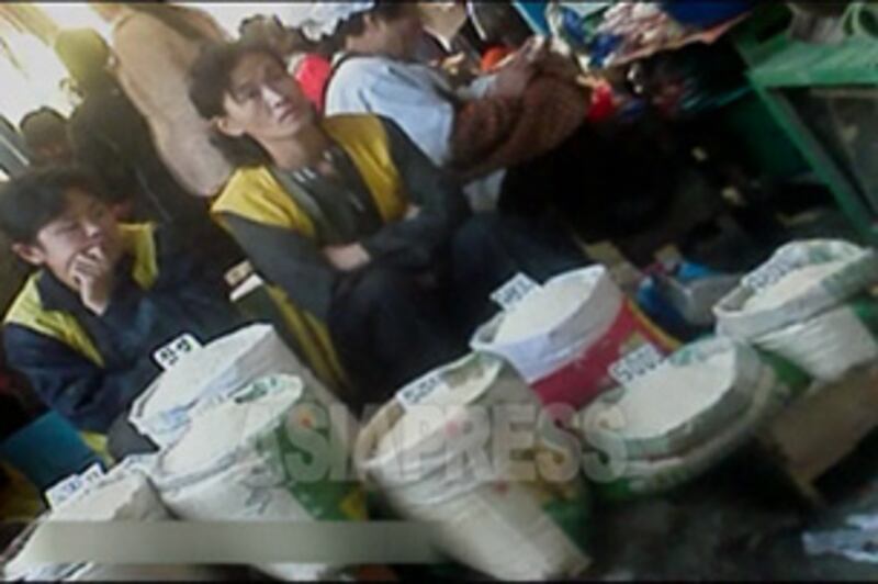 양강도 혜산시장에서 쌀을 파는 북한 여성의 모습. 
