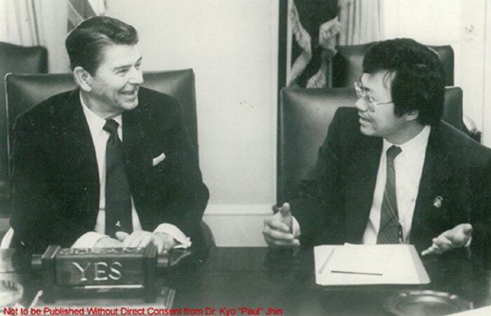 1986년 백악관에서 Ronald Reagan 전 대통령과 만난 진교륜 박사.