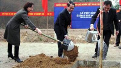 Cơ quan, công sở cũng tổ chức trồng cây nhân dịp Tết