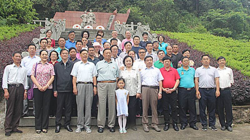 2017年,何長工的後人在其江西井岡山其紀念碑前。(何氏宗親宣傳圖片)