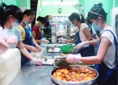 Các khâu chế biến ở đây được làm theo một dây chuyền khá sạch sẽ. Người làm bếp phải dùng khẩu trang và bao tay.Source nguoitoicuumang.com