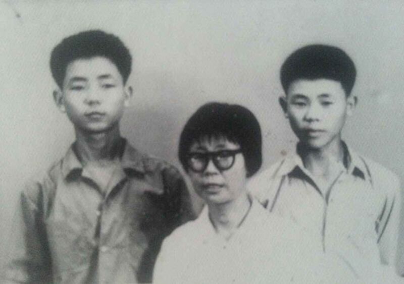 熊焱(後排右)小時候和母親,哥哥的合影。(圖片提供人:熊焱)