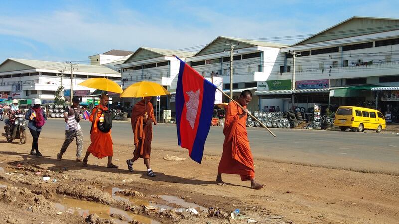 ព្រះសង្ឃ និង​យុវជន​អង្គការ​មាតា​ធម្មជាតិ ធ្វើ​ដំណើរ​ថ្មើរ​ជើង​ចូល​ថ្ងៃ​ទី២ ពី​ភ្នំពេញ​ទៅ​ក្រុង​ព្រះសីហនុ ដើម្បី​ទាមទារ​អាជ្ញាធរ​ឱ្យ​រុះរើ​សំណង់​កាស៊ីណូ (Jingding) សង់​ខុស​ច្បាប់ នៅ​កោះ​រ៉ុង​សន្លឹម។