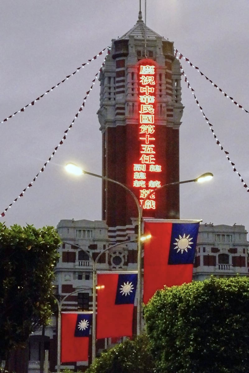 2020年5月20日,受新型肺炎疫情影響,蔡英文以低調方式舉行就職儀式,總統府前首度沒有興建大型排樓和裝飾慶祝。(鍾廣政 攝)
