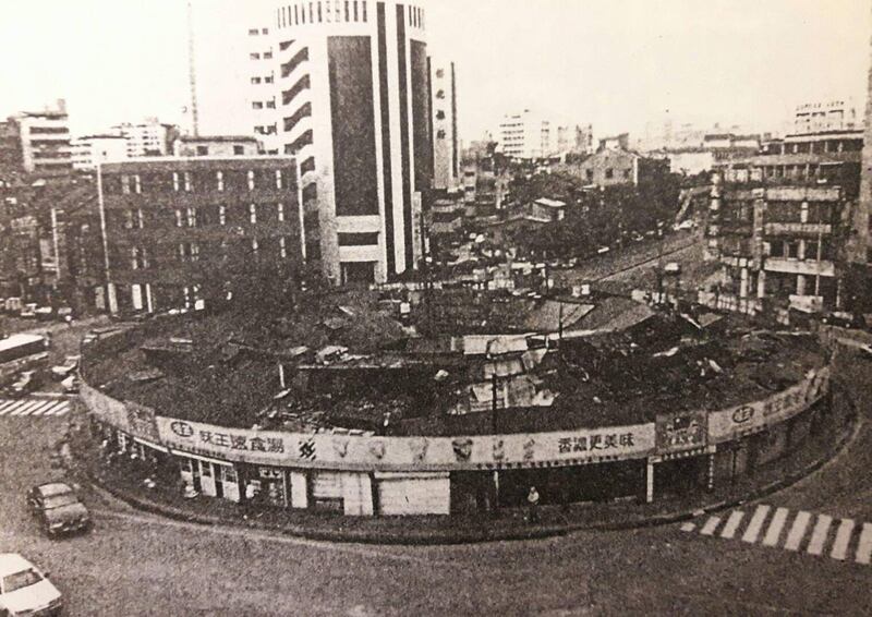 寧夏夜市起源於日佔時期的圓環，小販都會挑擔或者推車做生意。（林定國提供）