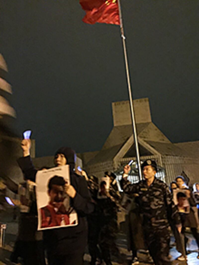 시위 참가자들이 촛불을 들고 아리랑을 부르며 주미 중국 대사관 앞에서 행진 시위를 벌이고 있다.
