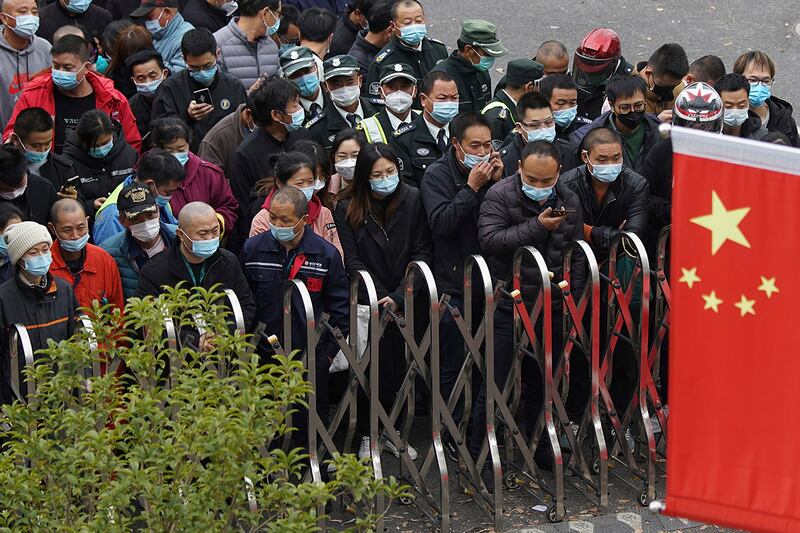 上海国际机场戴着口罩的人们。（美联社）