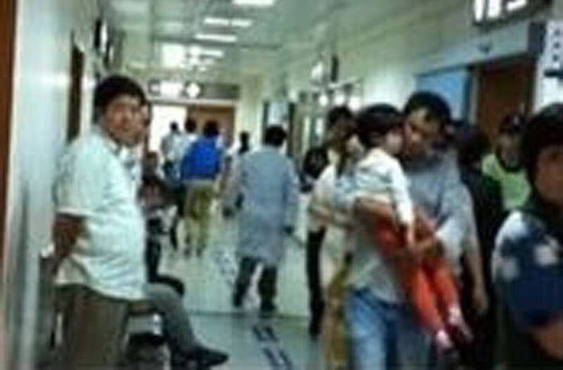 週六(10月13日)玩煙花事故中大批傷者送到杭州市第二醫院,院內擠滿傷者。(網民張先生提供)