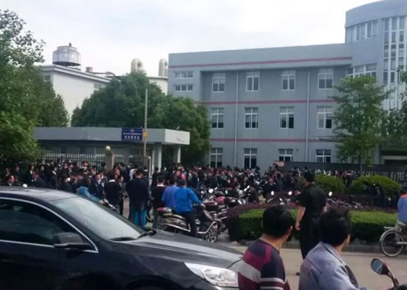 浙江省寧波市“天合電子元件廠”四百工人不滿工作量下降收入大減，懷疑資方有意迫退，因而連日罷工抗議。(工人攝於2015年5月21日)