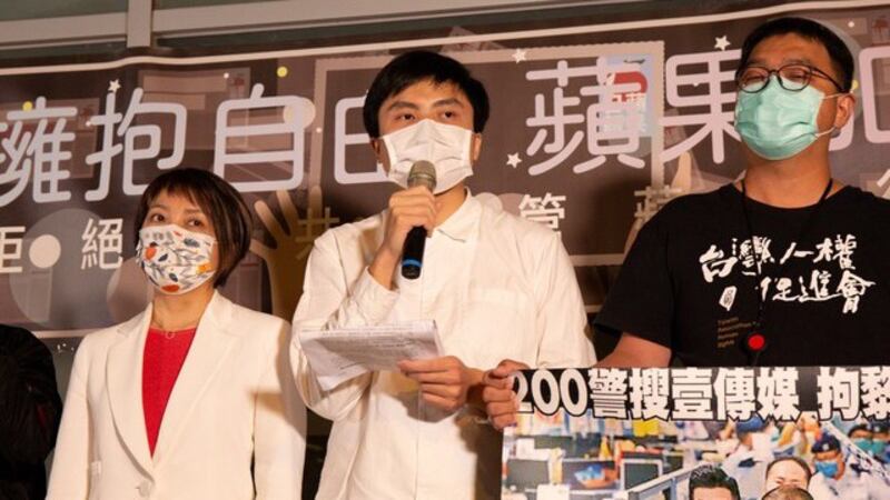 经济民主连合研究员江旻谚（中）呼吁台湾文化部下行政命令阻台苹交出资料 (经济民主连合提供)
