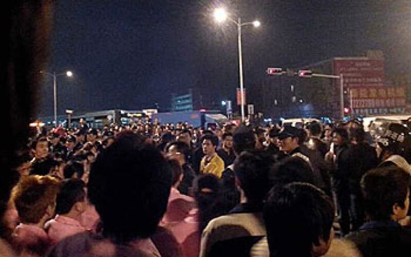 華彩印刷廠大批工人周六（12月8日）早上堵塞高速公路。（相片由現場人士提供）