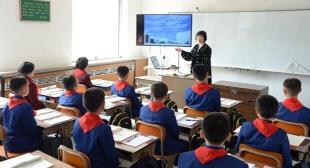 북한의 한 학교에서 수업을 하고 있는 모습.
