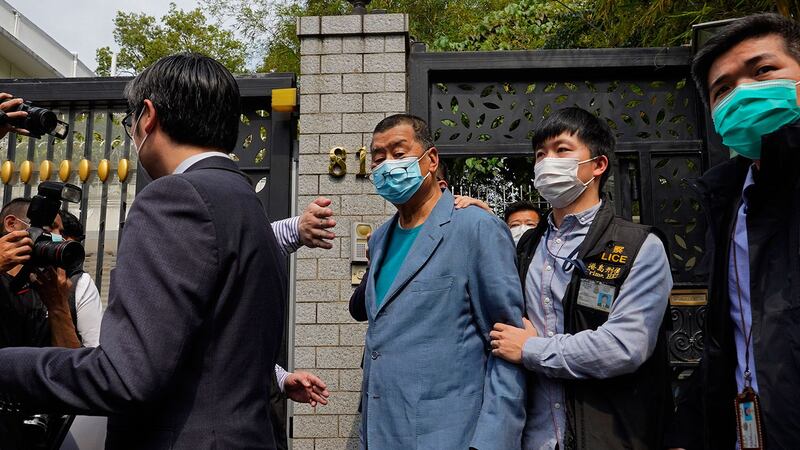  对于香港警方以涉嫌组织非法集结罪等罪名，拘捕黎智英、李柱铭等十五人，港澳办支持香港警方严正执法、维护法治和社会正义；又批评美、英政府和政客说三道四、妄加评论。图为，2020年4月18日，壹传媒创办人黎智英在香港家中被警察逮捕。（美联社） 