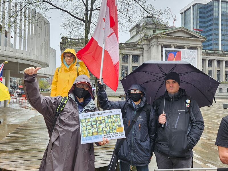 现场有一些非华人也来支持香港民主自由,穿黄衣的伊朗女子帕丽丝说伊朗人民同样遭受当局迫害;撑雨伞的乌克兰男子说中国政府和俄罗斯政府一样都在伤害世界。 (记者柳飞拍摄)