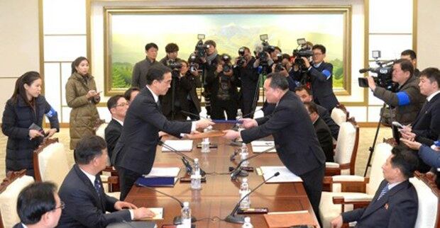조명균 통일부 장관(왼쪽 세번째)과 리선권 조국평화통일위원회 위원장이 9일 판문점 남측 평화의 집에서 열린 남북 고위급회담 종료회의에서 공동보도문을 교환하고 있다. 