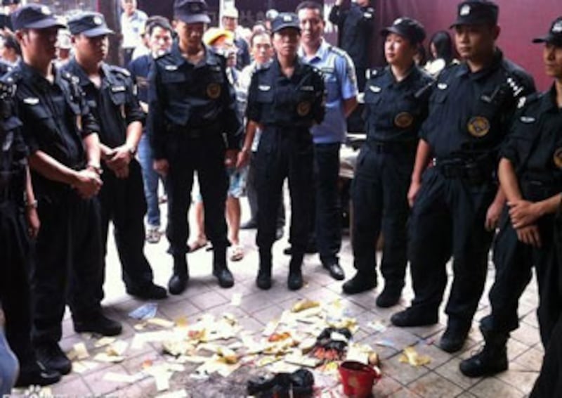 死者馬倚琪家屬放置在醫院門外的祭品,被大批警察掃蕩,雙方爆發衝突,5名家屬和親友被打傷驅趕離開。(馬倚琪家屬提供)