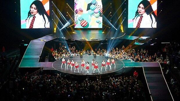 2016년 미국 로스앤젤레스 스테이플스센터 일대에서 열린 한류축제 'KCON 2016 LA' 모습.