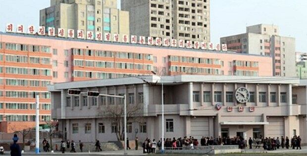 북한 평양 시내 혁신역 주변에 주민들이 모여 있다.