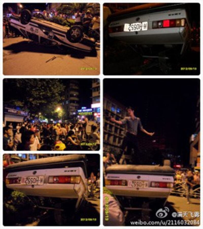 图片: 福建延平区发生群体事件,市民掀翻警车泄愤。 (中国茉莉花革命网)