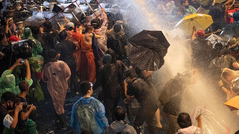 2020年10月16日，民主示威者面对水炮，因为警察试图将其驱离在泰国曼谷的抗议场所。（AP）