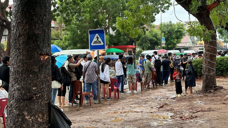 လာအိုနိုင်ငံ၊ စူဗန်နခက်မြို့ရှိ ထိုင်းကောင်စစ်ဝန်ရုံးရှေ့တွင် စောင့်ဆိုင်းနေသူများအား ၂၀၂၄ ခုနှစ်၊ မေလ ၂၃ ရက်နေ့က တွေ့ရစဉ်။ (Photo: RFA)