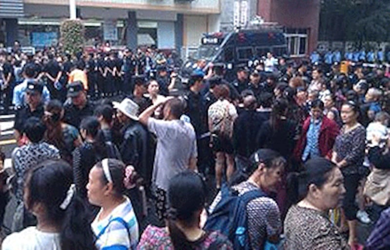 大約二百名防暴警察及公安到場戒備，業主指，數十名警察衝上前搶奪抗議標語，導致雙方衝突。（中國天網提供）